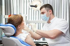 devochka-u-stomatologa-mama-chistit-zuby-devochke